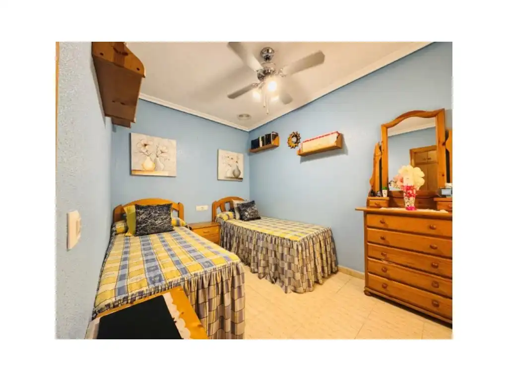 Dormitori de Apartament en venda en Torrevieja amb Moblat