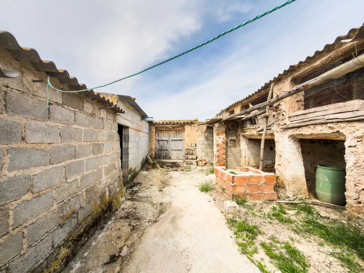 Vista exterior de Casa o xalet en venda en Cortes de Baza amb Jardí privat, Terrassa i Moblat