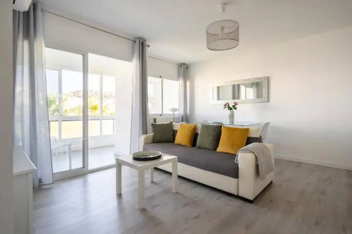 Sala d'estar de Pis en venda en Marbella amb Aire condicionat, Terrassa i Moblat