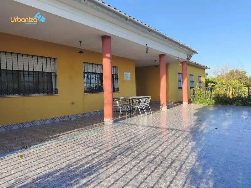 Außenansicht von Country house zum Verkauf in Villanueva del Fresno mit Klimaanlage und Alarm