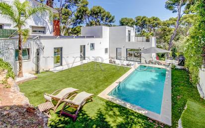 Vista exterior de Casa o xalet en venda en Castelldefels amb Aire condicionat, Terrassa i Piscina