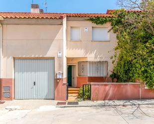 Exterior view of Single-family semi-detached for sale in Dosbarrios
