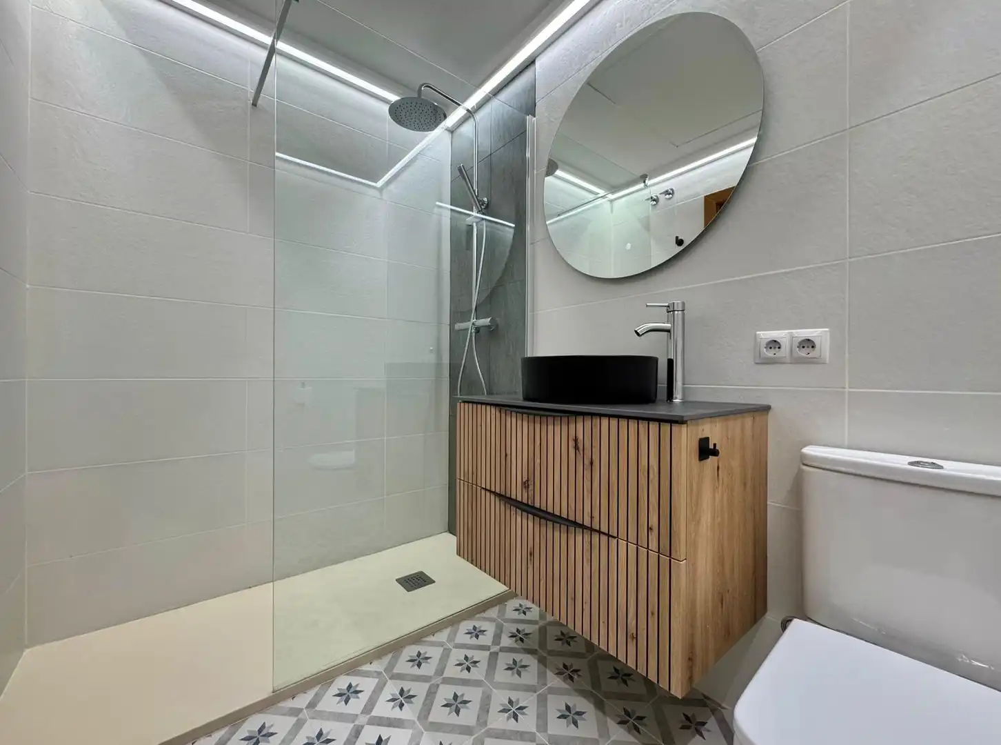 Bathroom of Apartments for sale in Benidorm  with Terrace, Storage room and Furnished