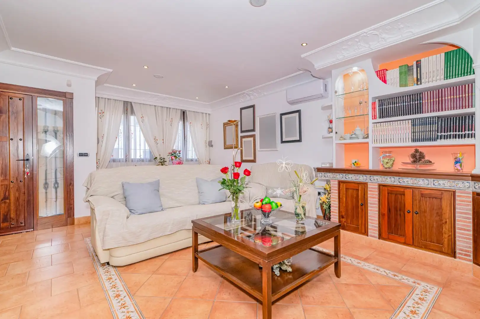 Sala d'estar de Casa adosada en venda en La Zubia amb Aire condicionat, Calefacció i Terrassa