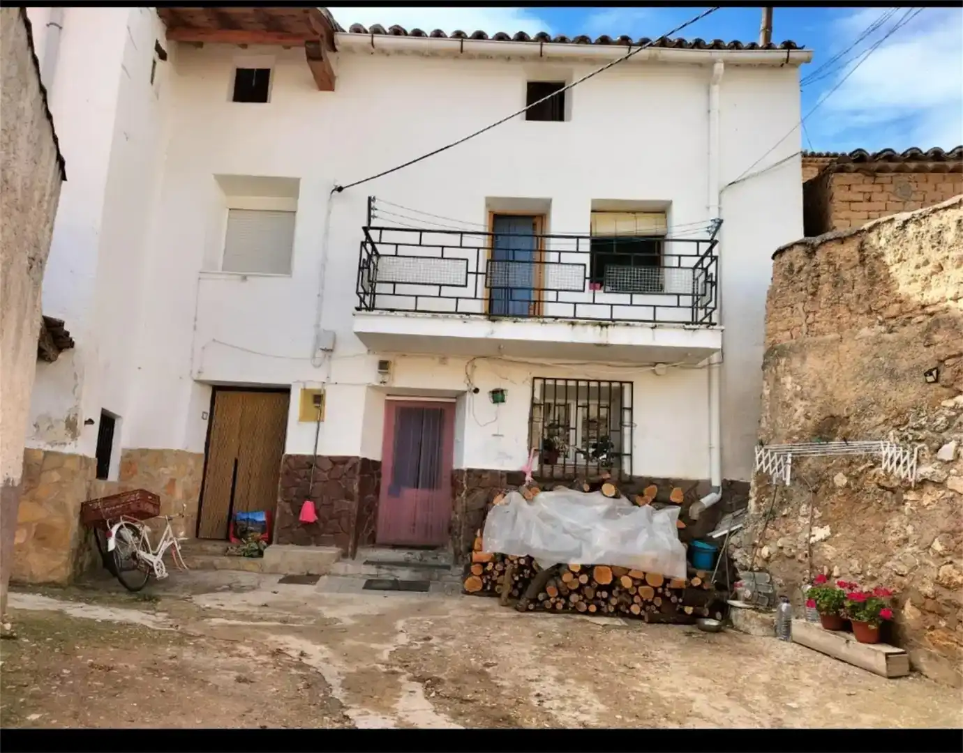 Vista exterior de Casa adosada en venda en Villel de Mesa, Guadalajara