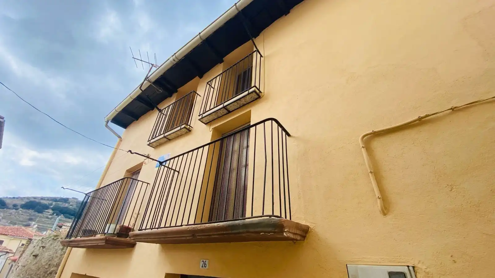 Außenansicht von Einfamilien-Reihenhaus zum Verkauf in Portell de Morella mit Abstellraum, Möbliert und Balkon