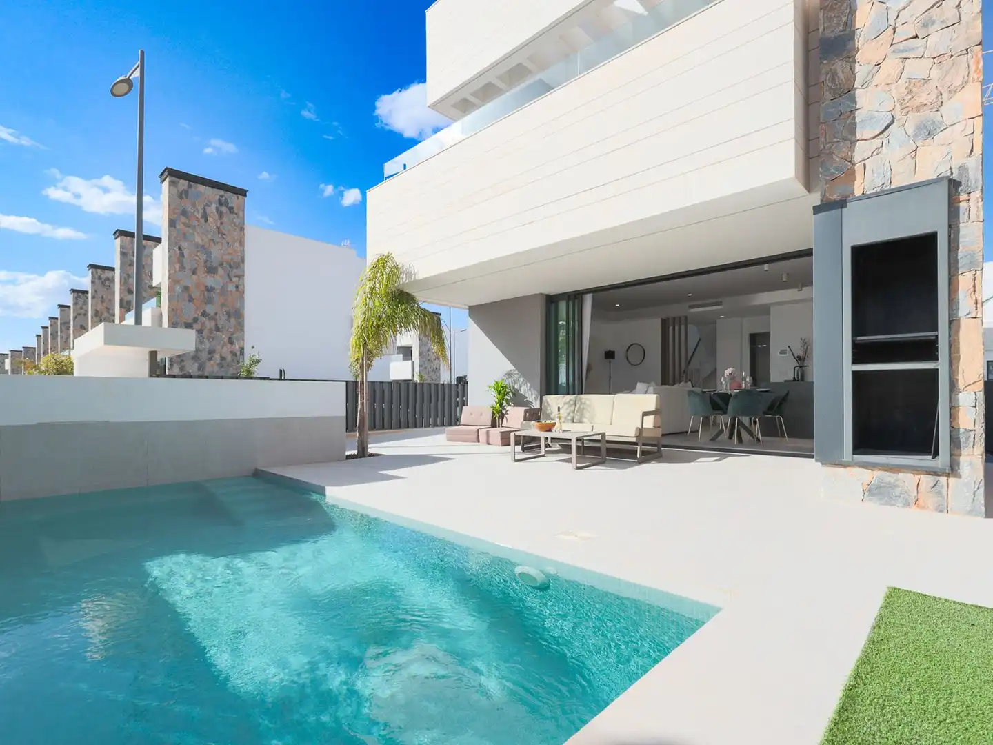 Villa con piscina in vendita a Avenida Avda Manuel Frutos Llamazares