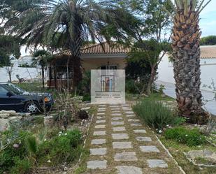 Vista exterior de Casa o xalet en venda en Chiclana de la Frontera amb Jardí privat, Terrassa i Piscina