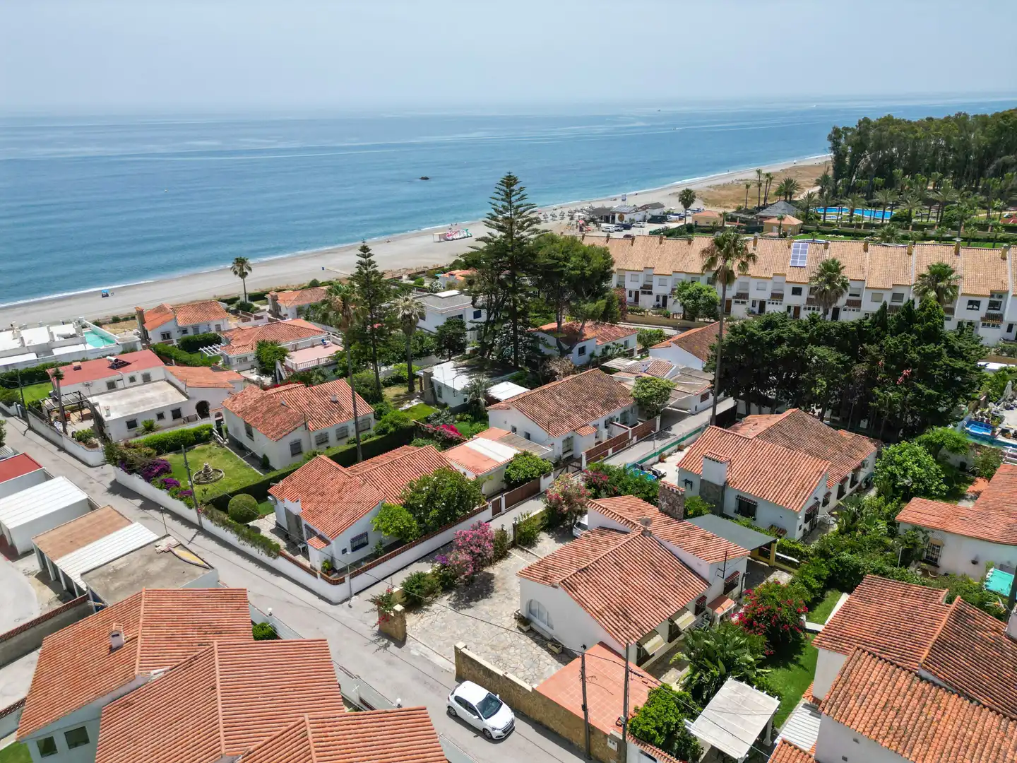 Vista exterior de Casa o chalet en venta en Manilva con Aire acondicionado, Jardín privado y Terraza