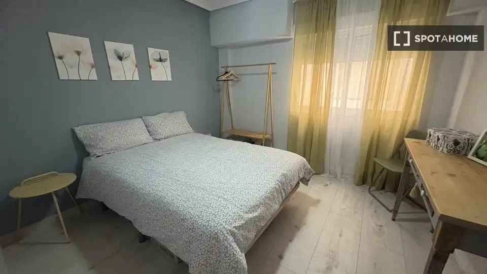 Schlafzimmer von Wohnung zur Miete in Alicante / Alacant mit Klimaanlage, Heizung und Möbliert