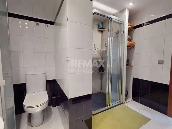 Bathroom of Flat for sale in Vigo   with Heating, Parquet flooring and Storage room