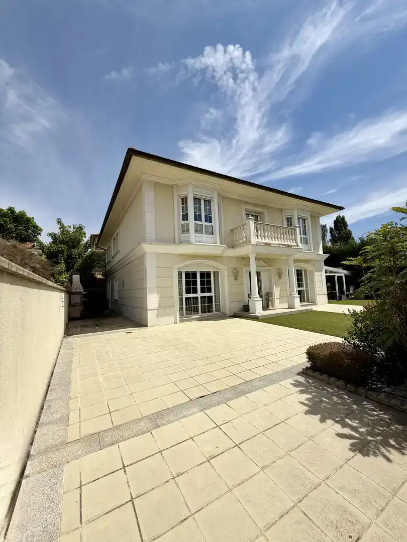 Vista exterior de Casa o xalet en venda en Garray amb Jardí privat, Parquet i Piscina