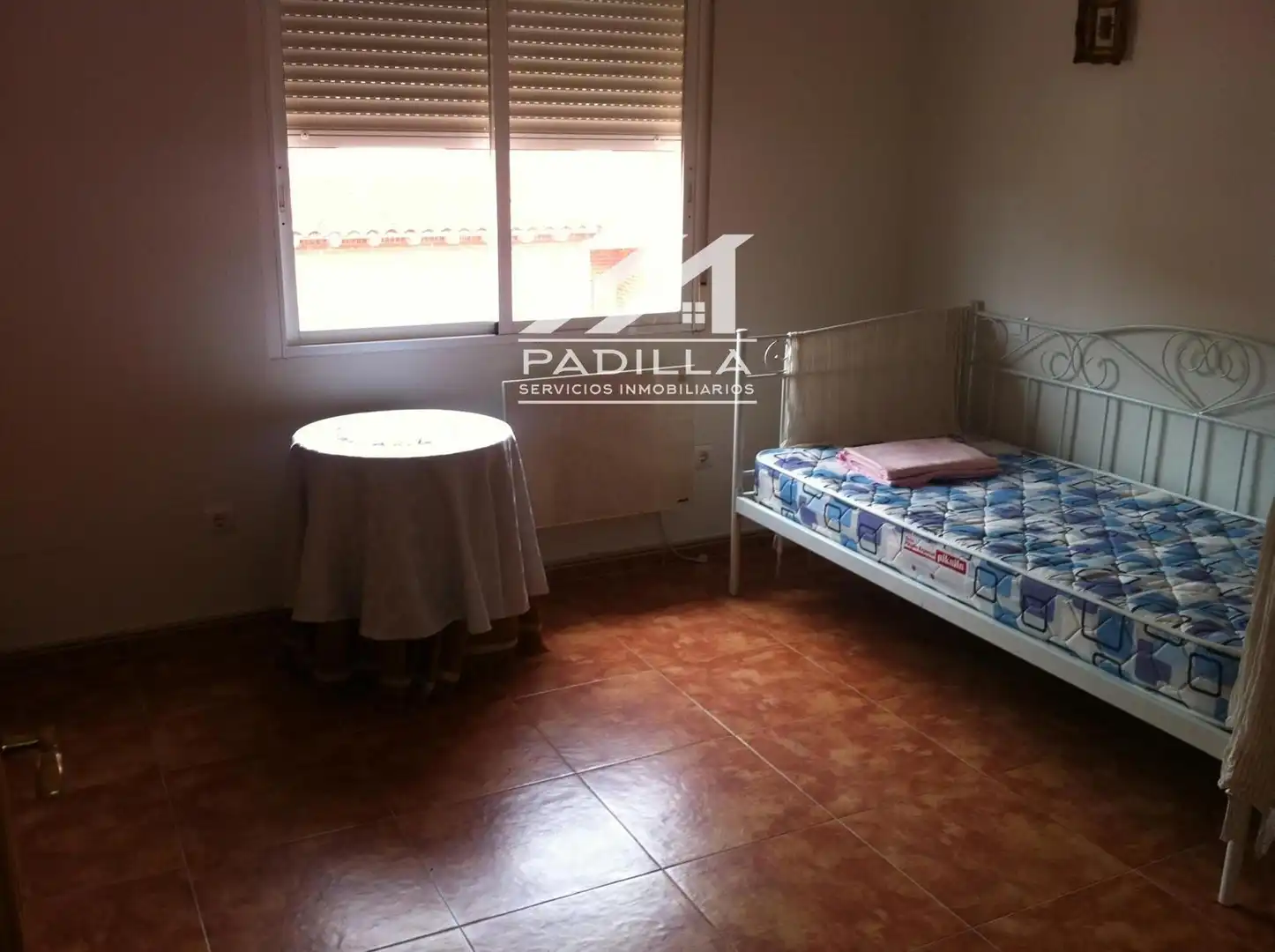 Habitación de Casa adosada en venta en Carmena con Calefacción