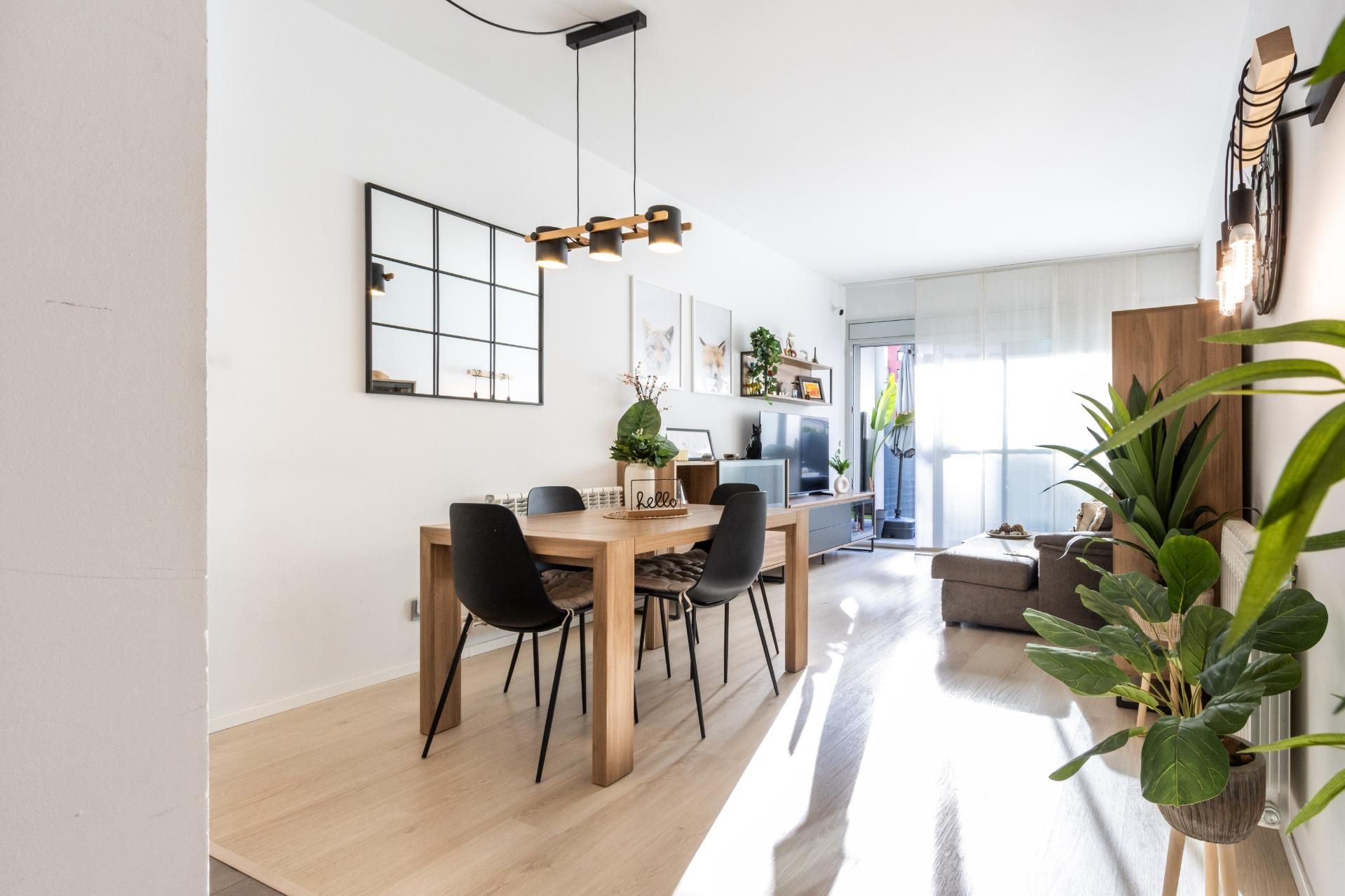 Menjador de Pis en venda en Sabadell amb Calefacció, Parquet i Traster