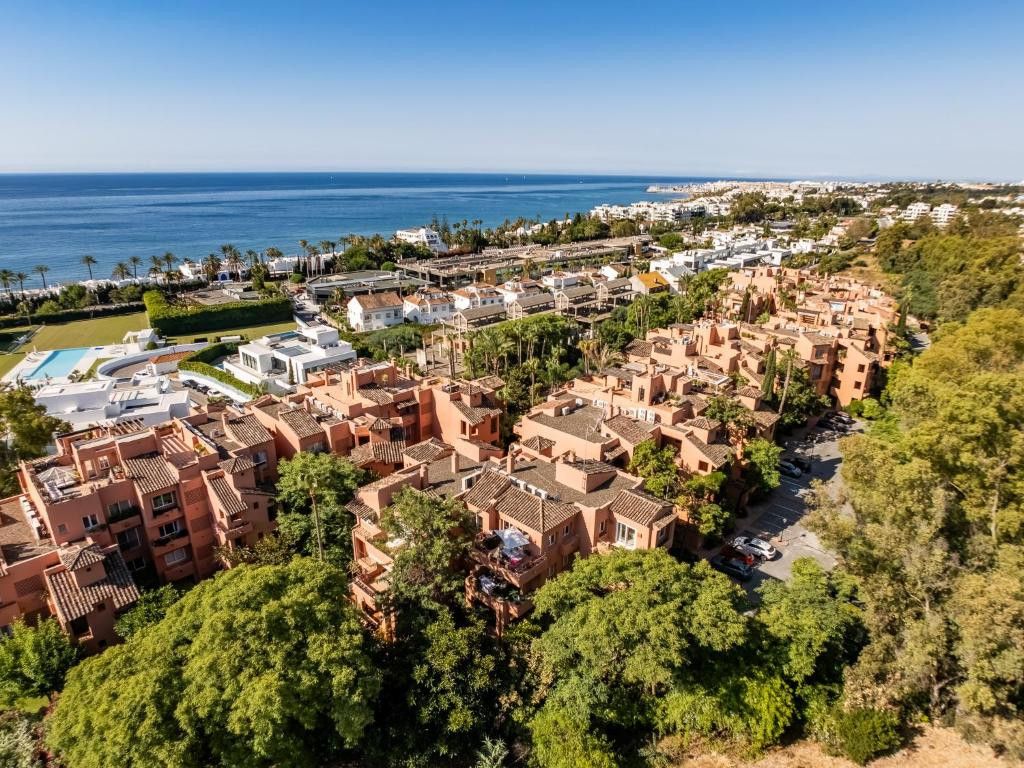 Vista exterior de Planta baixa en venda en Marbella amb Aire condicionat, Terrassa i Piscina