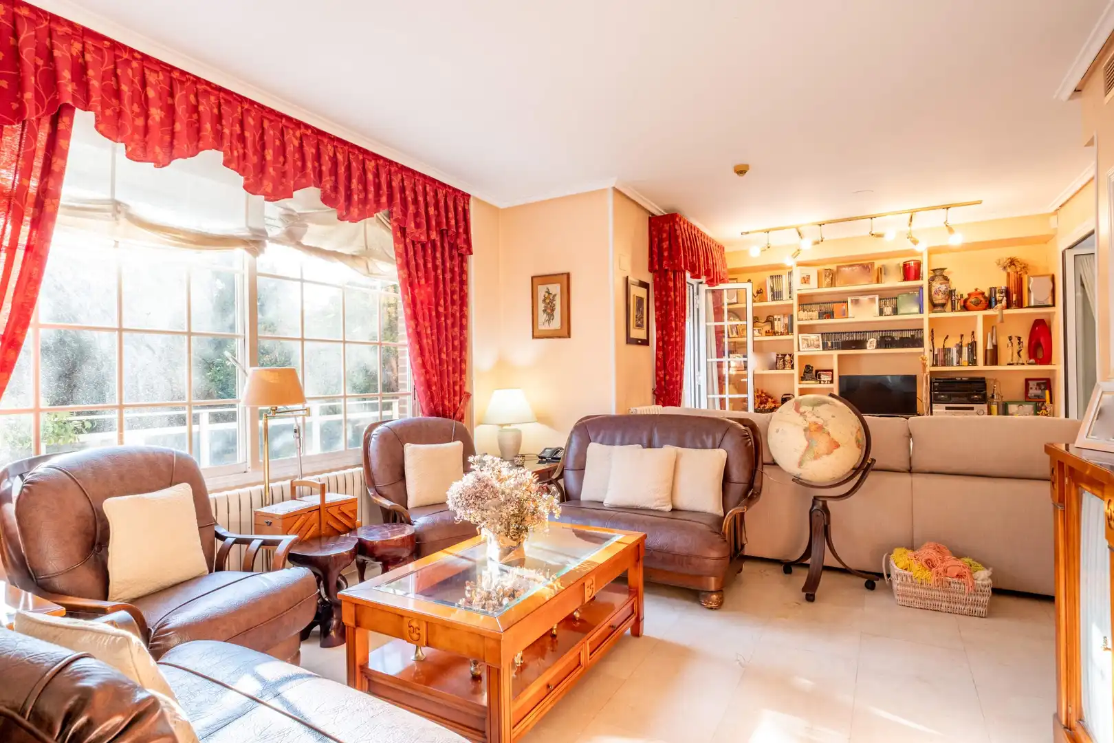 Living room of Detached homes for sale in Zaragoza  with Air Conditioner, Heating and Community pool