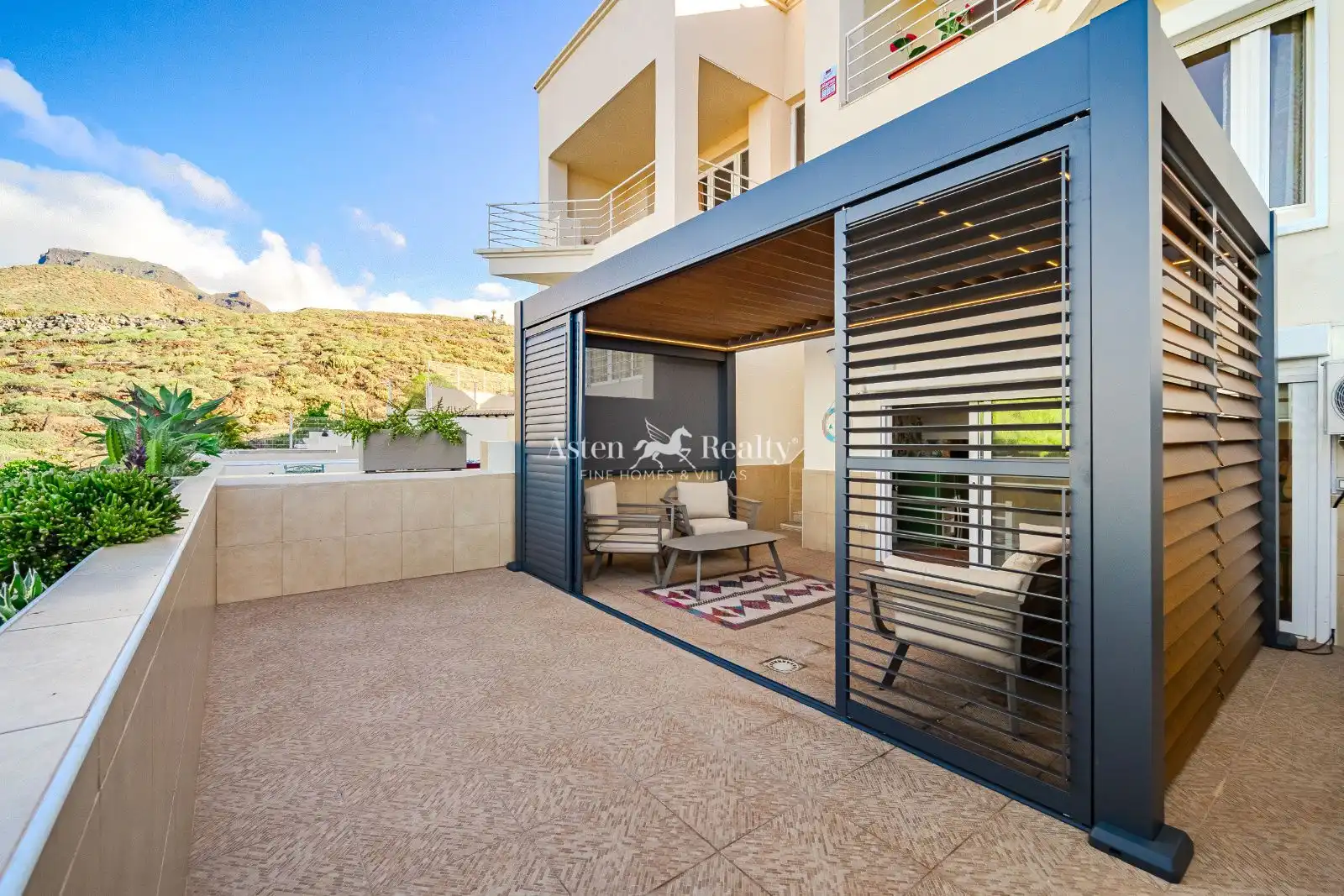 Terrasse von Einfamilien-Reihenhaus zum Verkauf in Arona mit Klimaanlage, Terrasse und Abstellraum