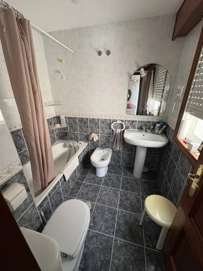 Badezimmer von Wohnungen zur Miete in Culleredo mit Heizung, Parkett und Möbliert