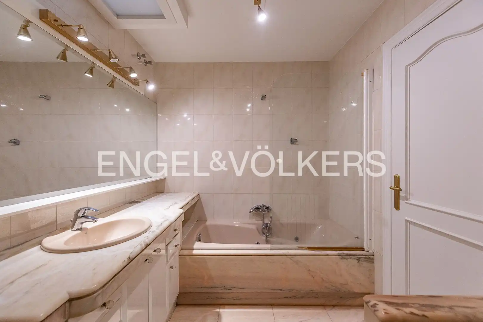 Baño de Dúplex en venta en Terrassa con Aire acondicionado, Calefacción y Terraza