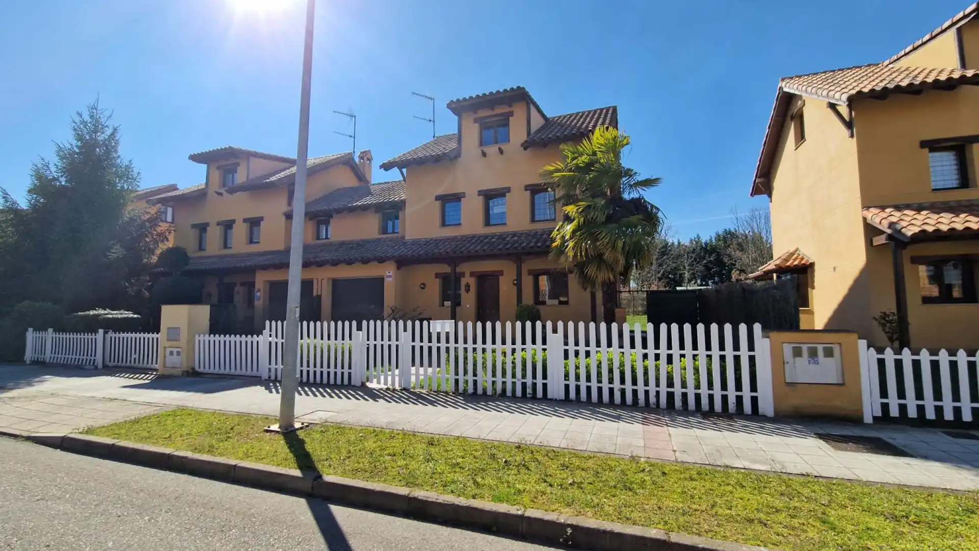 Außenansicht von Haus oder Chalet zum Verkauf in Valverde de la Virgen mit Heizung, Parkett und Abstellraum