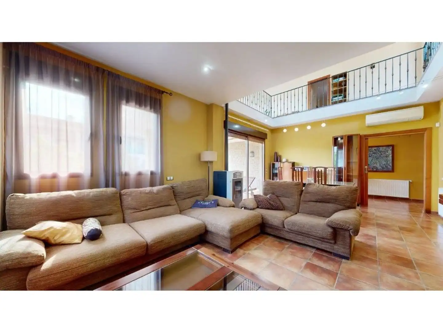 Sala d'estar de Casa o xalet en venda en El Palomar amb Aire condicionat, Calefacció i Jardí privat