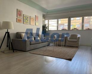 Sala d'estar de Àtic de lloguer en  Madrid Capital amb Aire condicionat, Piscina i Moblat