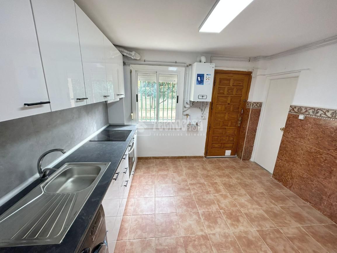 Kitchen of Study for sale in Utebo  with Air Conditioner