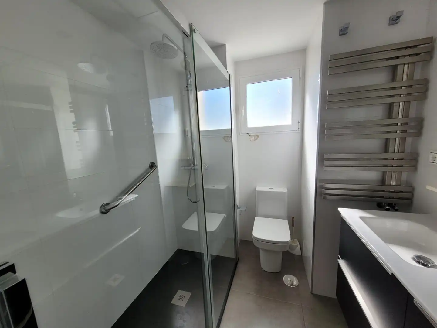 Bany de Apartament en venda en Alicante / Alacant amb Calefacció, Jardí privat i Terrassa
