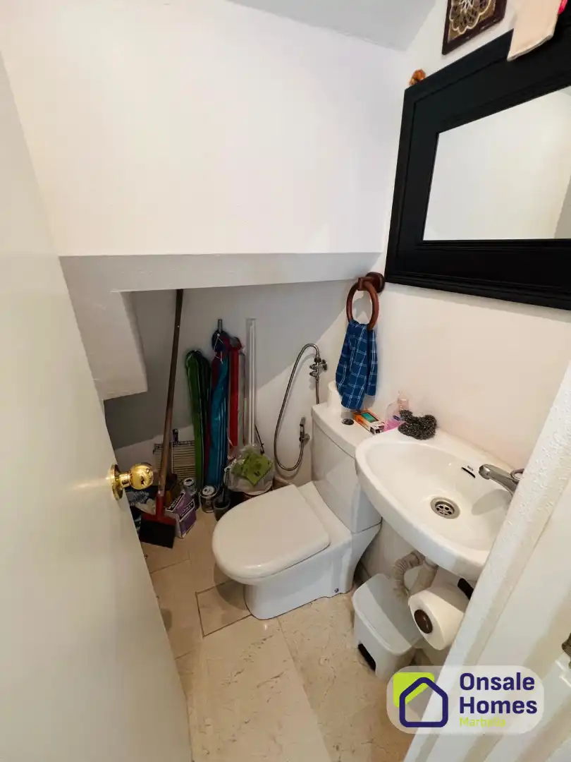 Bany de Dúplex en venda en Marbella amb Aire condicionat, Terrassa i Balcó