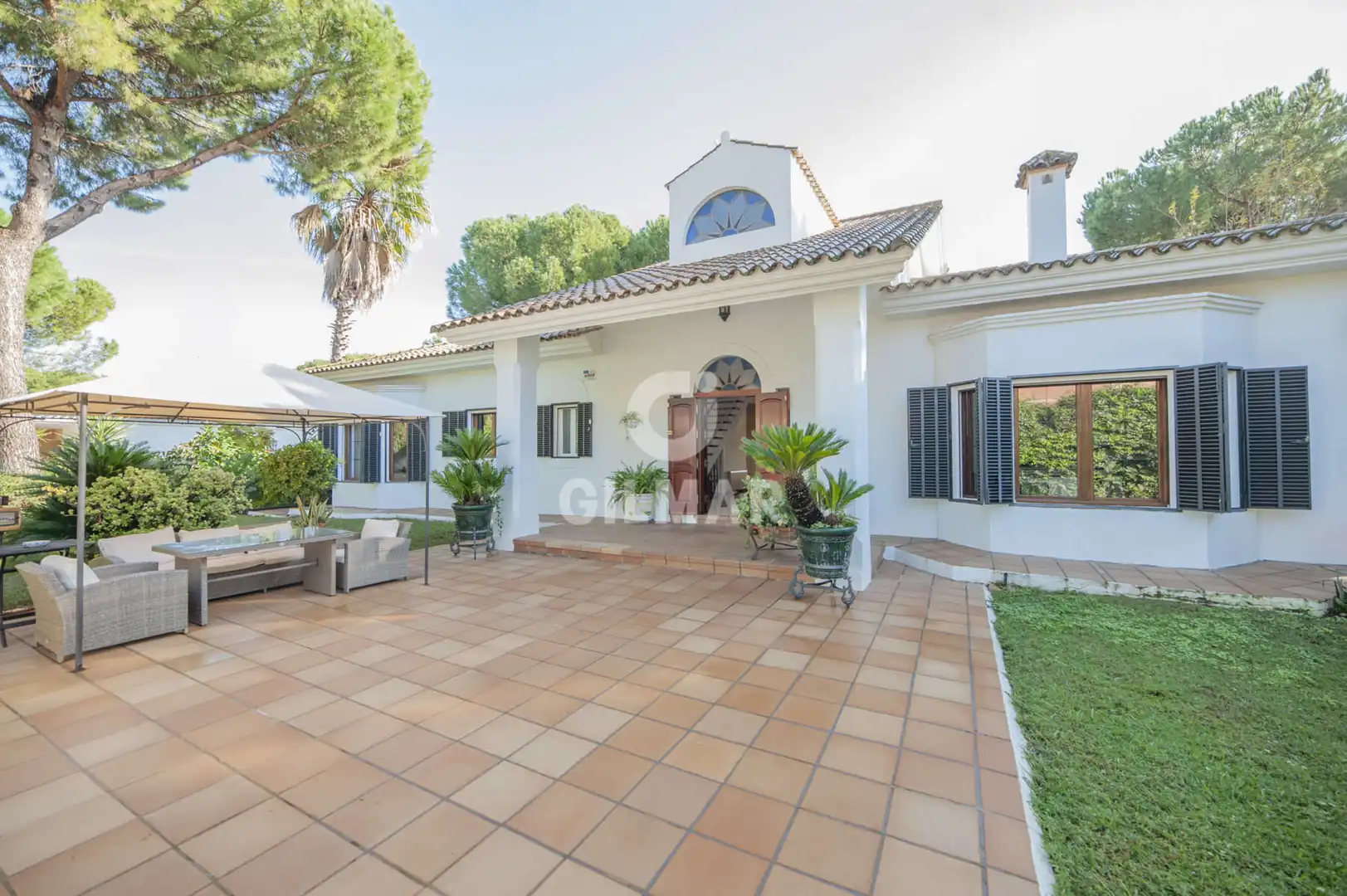 Vista exterior de Casa o xalet en venda en Alcalá de Guadaira amb Calefacció, Jardí privat i Piscina