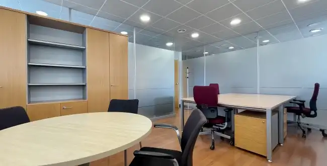 Büro zur Miete in Girona mit Klimaanlage, Heizung und Balkon