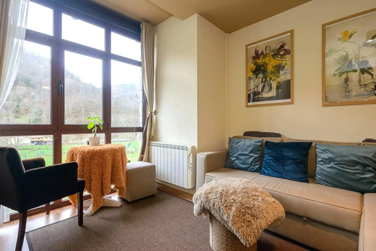 Sala de estar de Piso en venta en Aller con Calefacción, Trastero y Amueblado