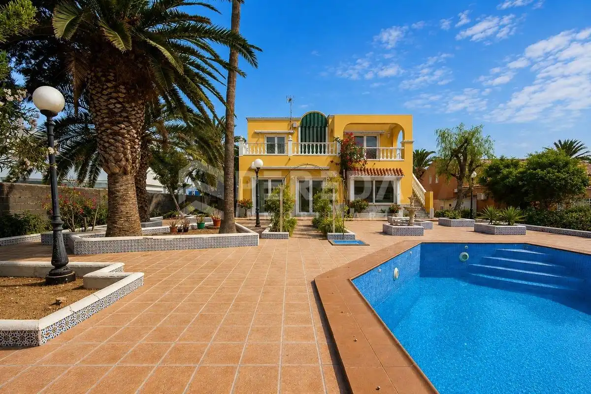 Vista exterior de Casa o chalet en venta en Roquetas de Mar ciudad