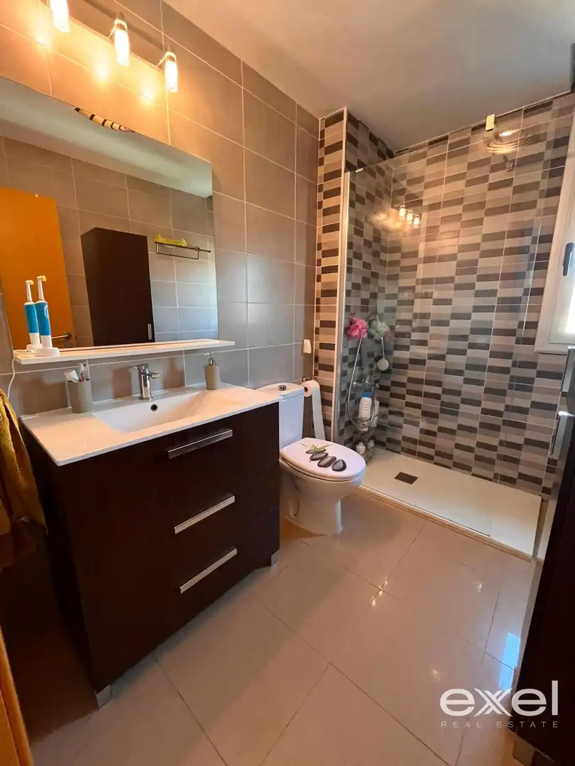 Badezimmer von Wohnung zum Verkauf in Sant Joan Despí mit Klimaanlage, Heizung und Parkett