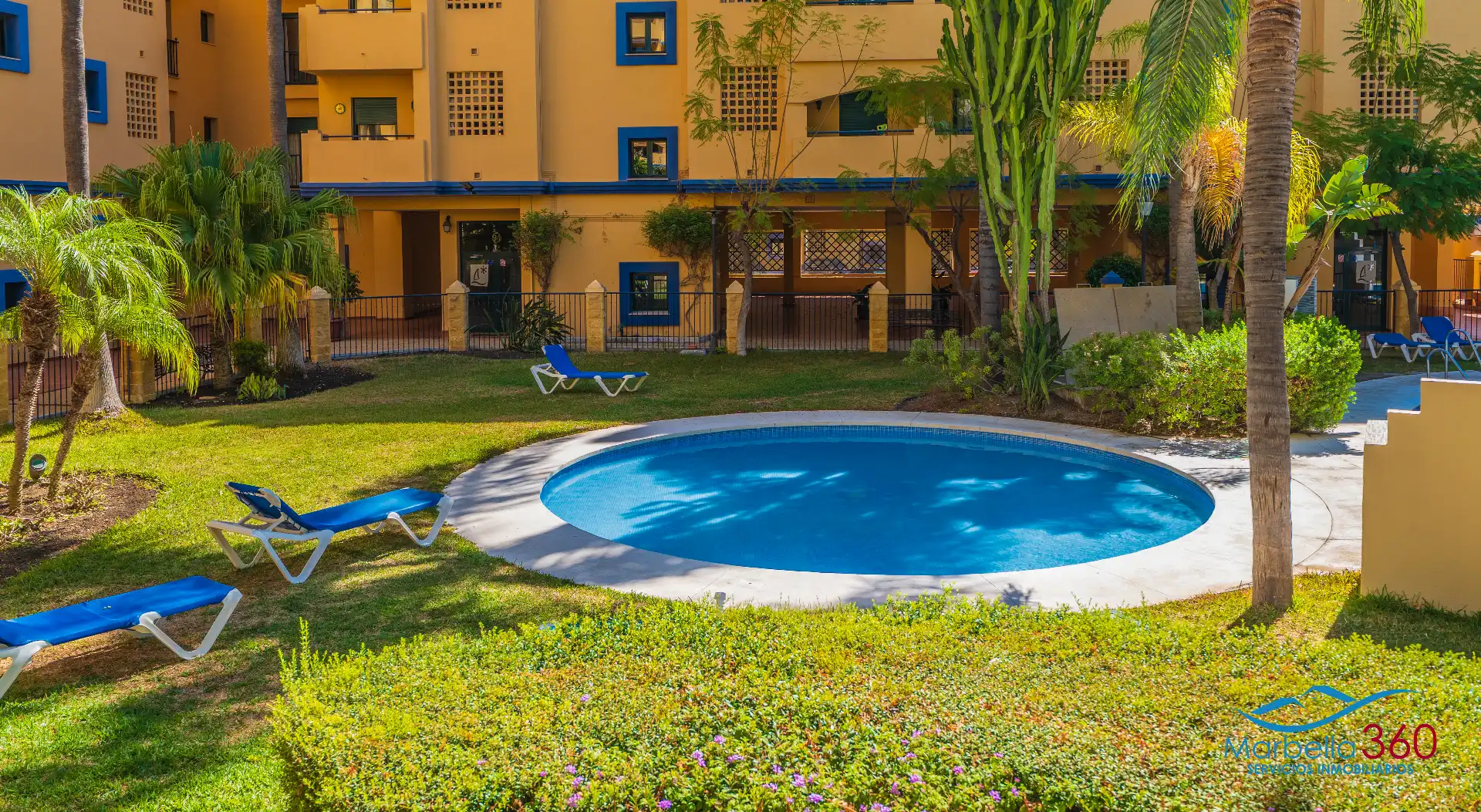 Schwimmbecken von Wohnung zum Verkauf in Marbella mit Klimaanlage, Terrasse und Abstellraum