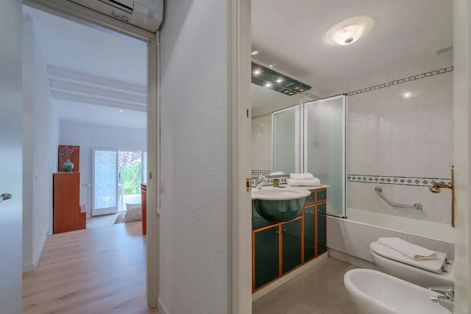 Badezimmer von Erdgeschoss zur Miete in Castell d'Aro, Platja d'Aro i s'Agaró mit Klimaanlage, Heizung und Privatgarten