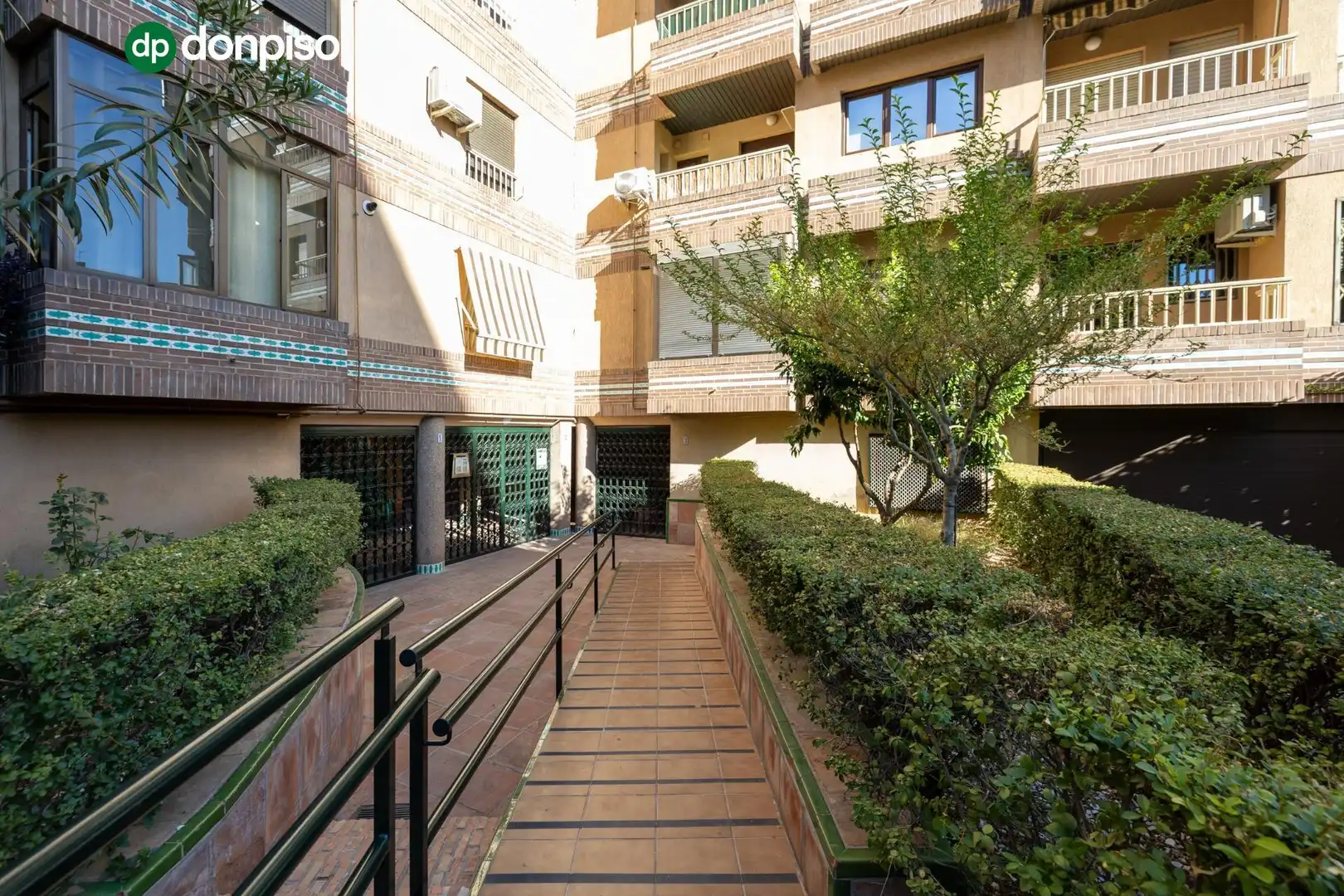 Vista exterior de Pis en venda en Granada amb Terrassa, Traster i Balcó
