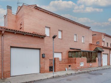Casa aparellada en venda a C/ Segovia