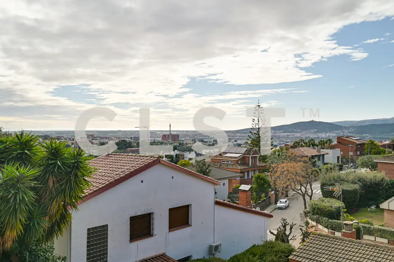Vista exterior de Casa o xalet en venda en Sant Just Desvern amb Aire condicionat, Calefacció i Jardí privat