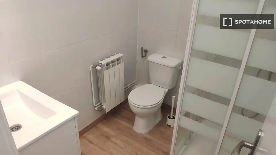 Bathroom of Flat for rent in Madrid  with Air Conditioner, Heating and Furnished