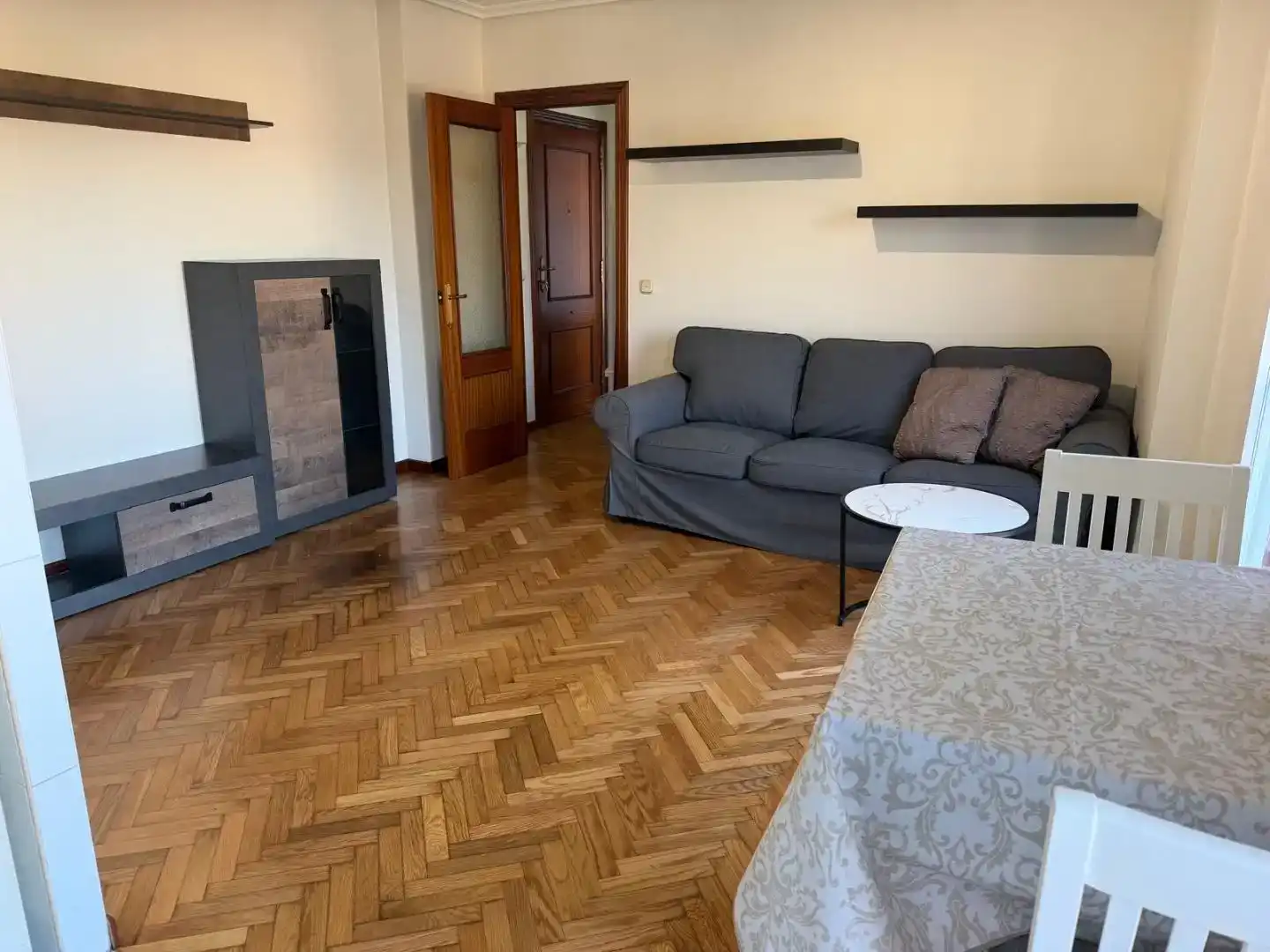 Sala d'estar de Pis de lloguer en Oviedo  amb Parquet, Traster i Moblat
