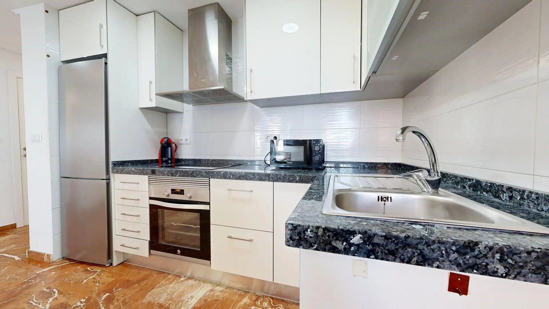 Cuina de Apartament de lloguer en Elche / Elx amb Aire condicionat, Jardí privat i Terrassa
