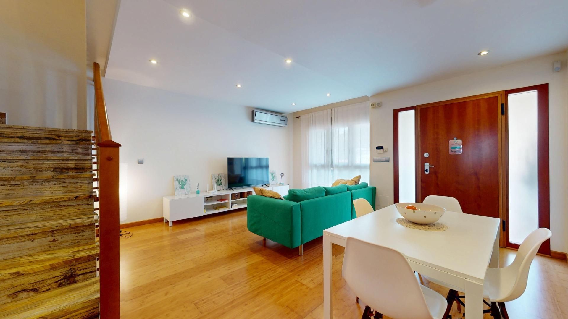 Sala d'estar de Casa adosada en venda en Pilar de la Horadada amb Aire condicionat, Jardí privat i Terrassa