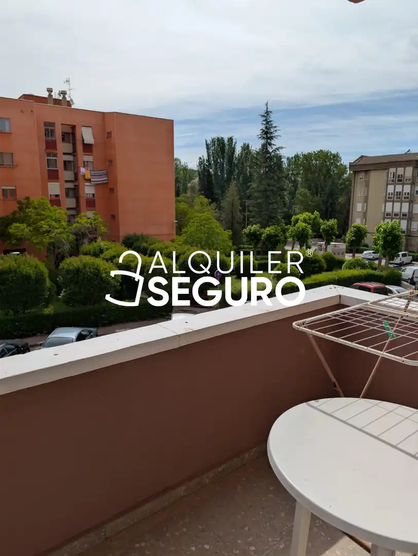 Vista exterior de Pis de lloguer en Cuenca amb Calefacció, Terrassa i Traster