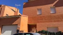 Vista exterior de Casa adosada en venda en Chozas de Canales amb Jardí privat