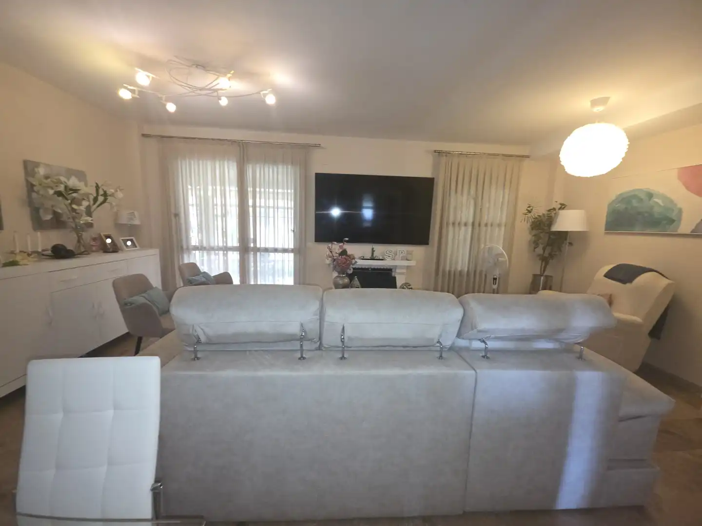 Sala de estar de Casa adosada en venta en Montequinto con Aire acondicionado, Calefacción y Jardín privado