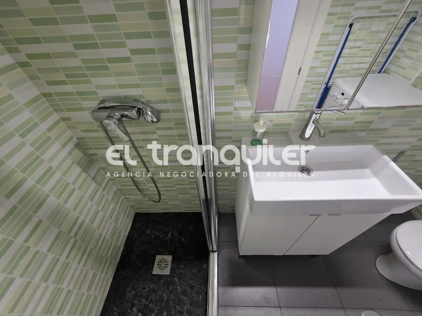 Bathroom of Study for rent in Madrid  with Air Conditioner, Parquet flooring and Washing machine