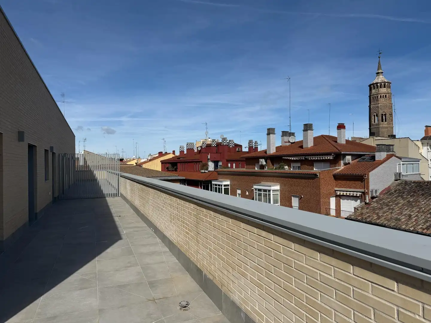 Vista exterior de Ático en venta en Zaragoza con Calefacción, Terraza y Trastero
