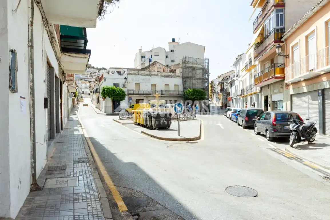 Außenansicht von Einfamilien-Reihenhaus zum Verkauf in Vélez-Málaga mit Terrasse und Balkon
