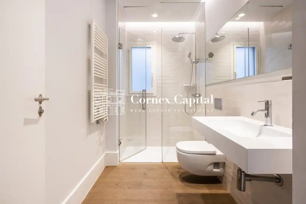 Badezimmer von Maisonette zum Verkauf in Barcelona mit Heizung, Terrasse und Abstellraum